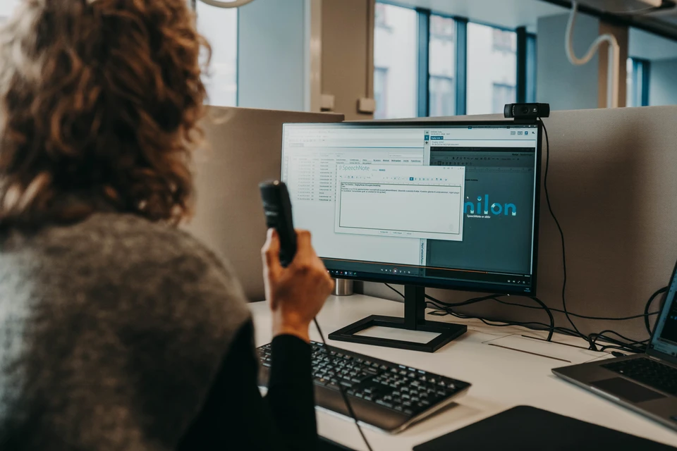 Kvinde ved en computer