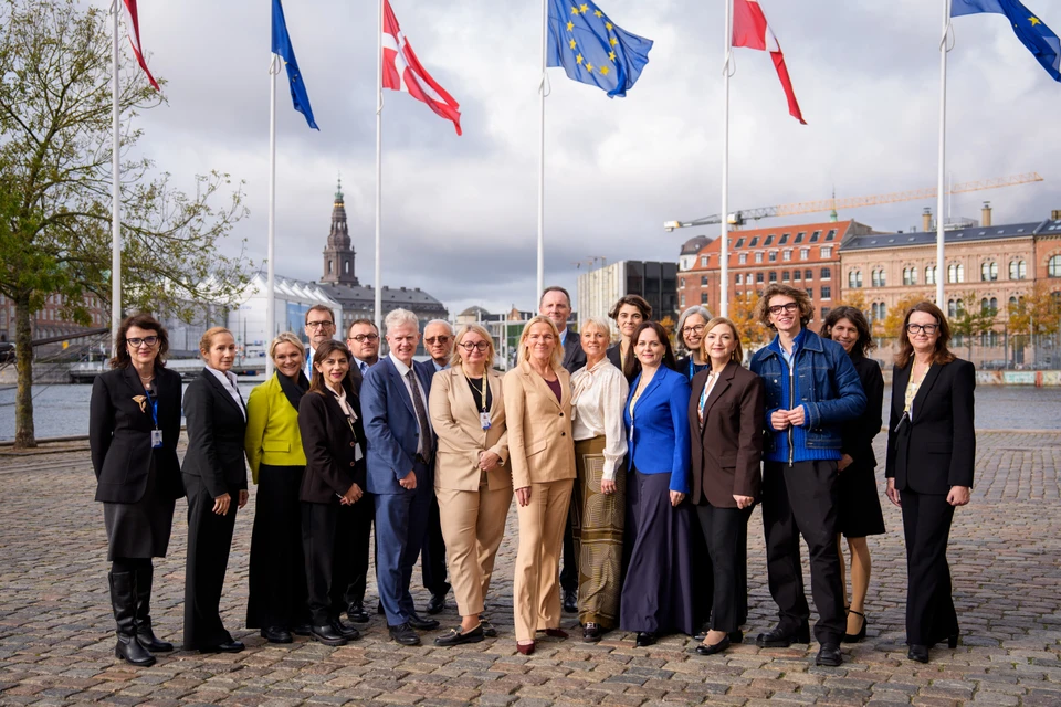 Billede af de europæiske ministre og talere til konferencen.